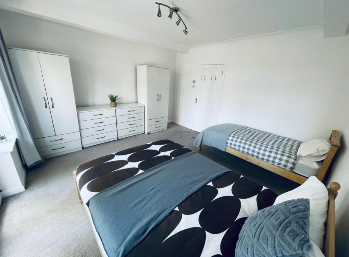 Up To 3 People, Room In A Share House With Private Garden Access Лондон Экстерьер фото